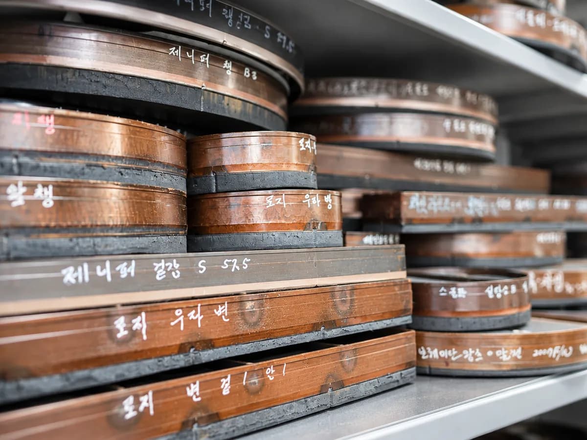 제품별 이름이 적힌 재단용 철형(금형) 보관대